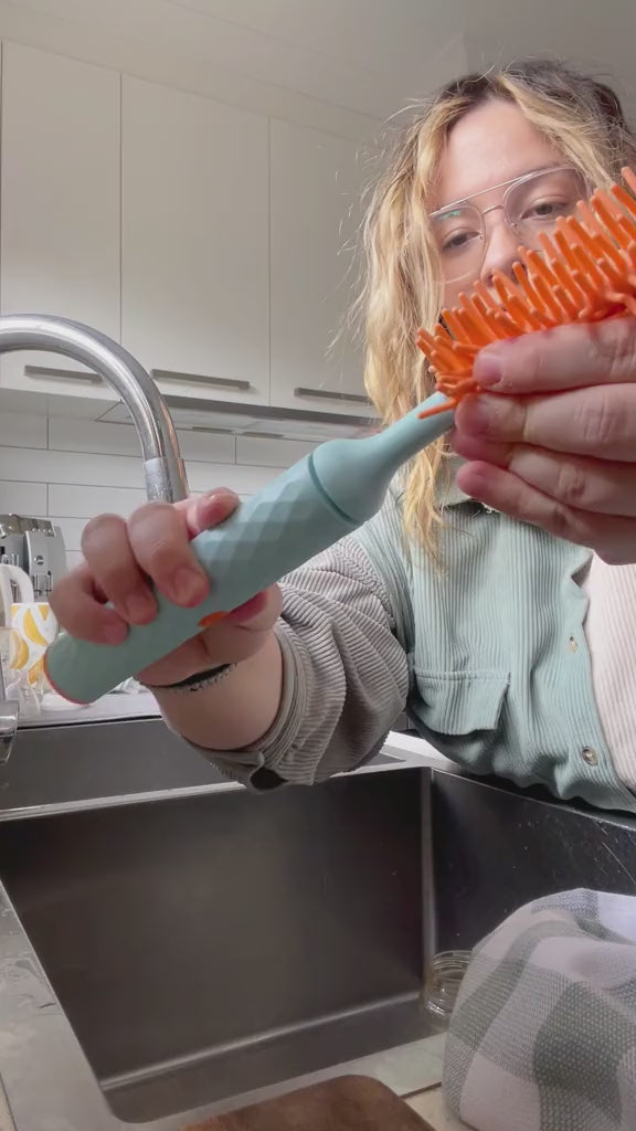 Nurtura™ Portable Effortless Bottle Brush video